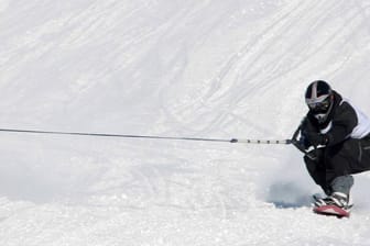 Ein Snowboarder wird hinter einem Jetski hergezogen: Ein Mann hat den Marktplatz in Leipzig zur Snowboard-Strecke umfunktioniert.