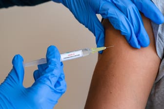 Corona-Impfungen: Das nach den Stoffen von Biontech/Pfizer und Moderna dritte Präparat bekommen vorerst nur Menschen zwischen 18 und 64 Jahren.