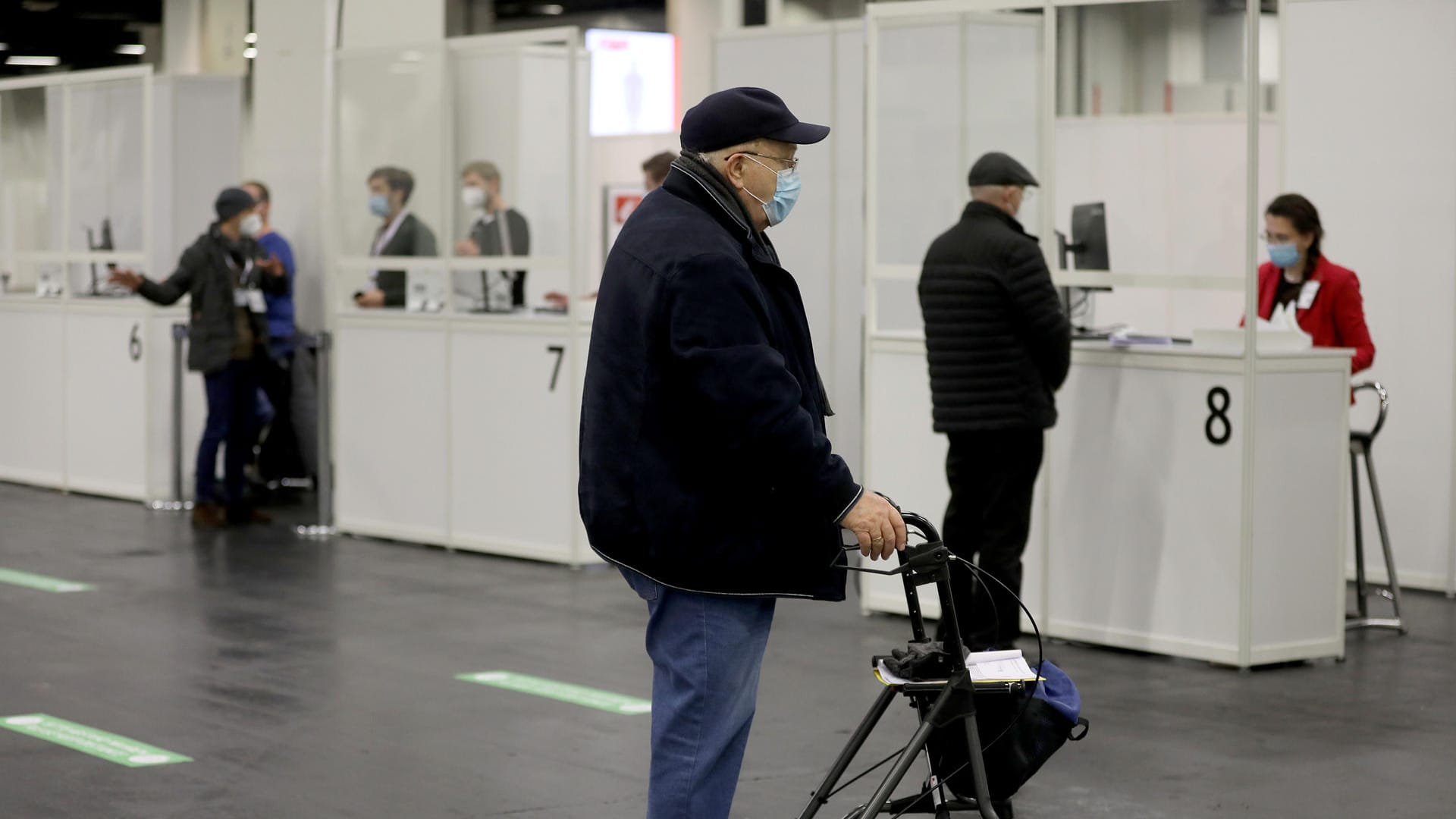 Otto Funk (84) steht mit Rollator im Impfzentrum: Die Corona-Impfungen von Menschen ab 80 Jahren, die zu Hause leben, haben in Nordrhein-Westfalen begonnen. Otto Funk (84) steht mit Rollator im Impfzentrum: Die Corona-Impfungen von Menschen ab 80 Jahren, die zu Hause leben, haben in Nordrhein-Westfalen begonnen.