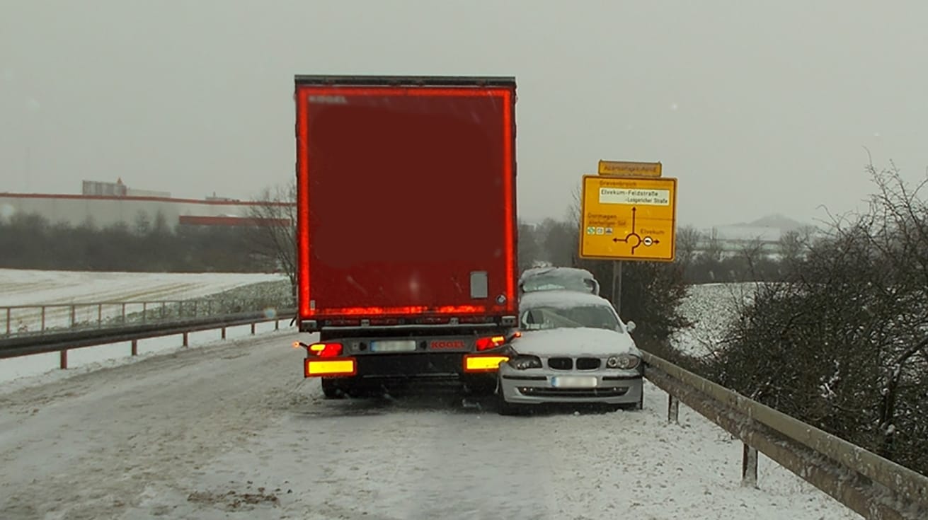 Auto zwischen Lkw und Leitplanke: Zeugen meldeten zunächst einen Unfall. Auto zwischen Lkw und Leitplanke: Zeugen meldeten zunächst einen Unfall.