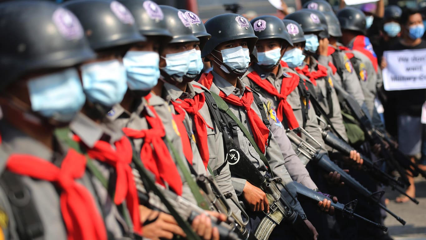 Proteste in Naypyitaw: Soldaten gehen bewaffnet gegen die Demonstranten vor.