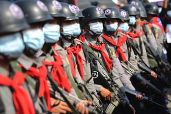 Proteste in Naypyitaw: Soldaten gehen bewaffnet gegen die Demonstranten vor.
