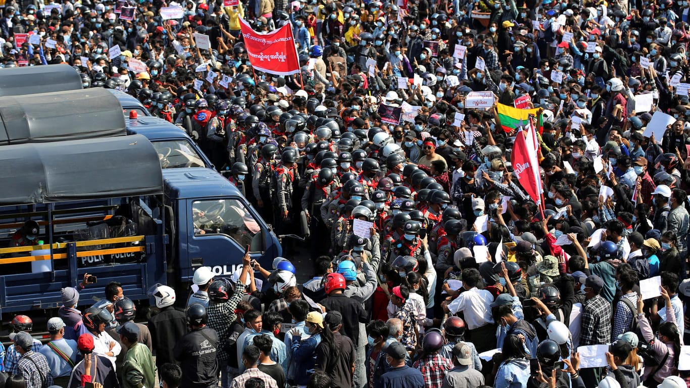 Immer mehr Menschen in Myanmar demonstrieren gegen die Rückkehr der Militärdiktatur.