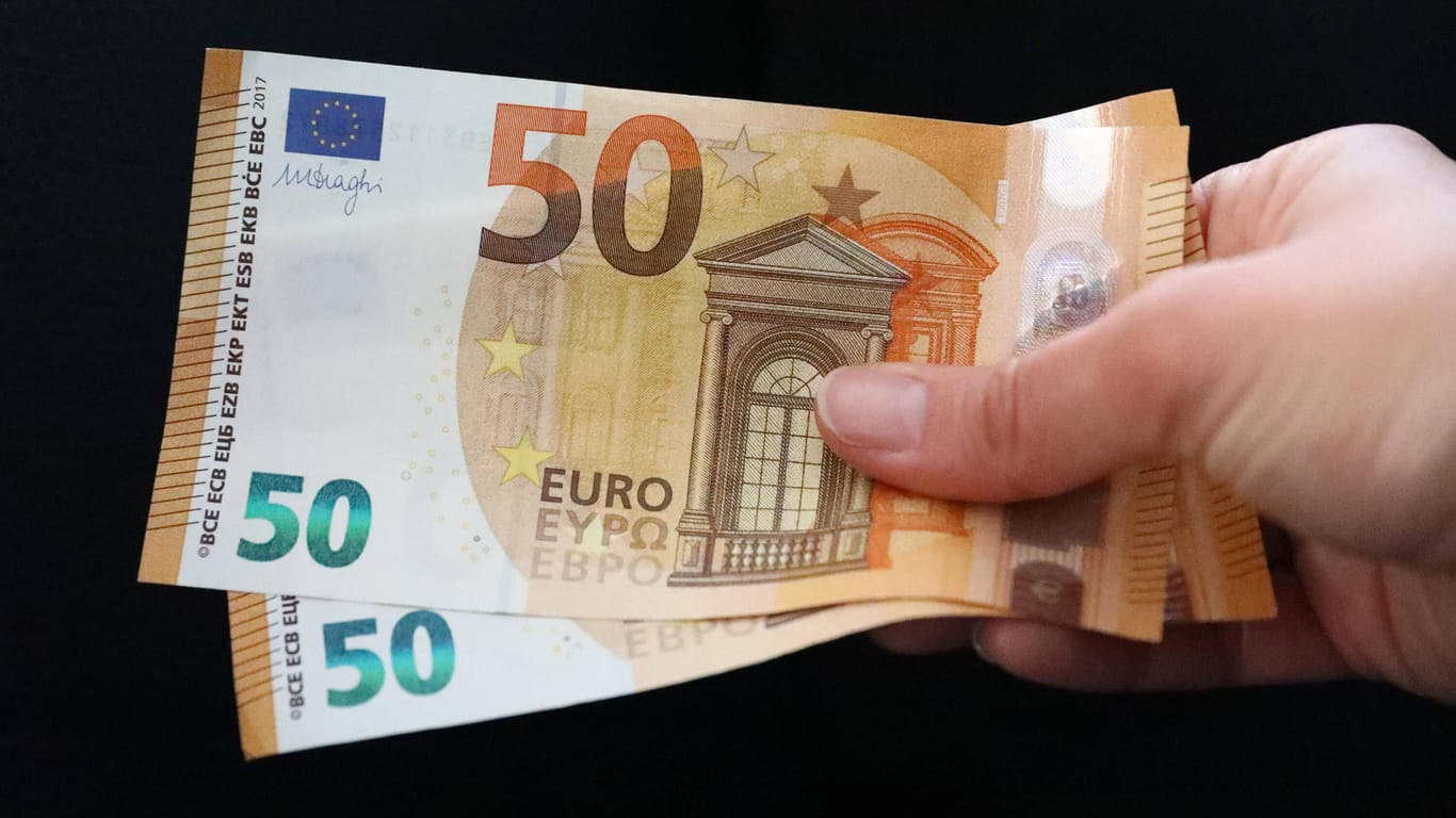 Eine Hand hält 50-Euro-Scheine (Symbolbild): Ein Mann aus Hamburg hat Geld an Bedürftige verteilt.
