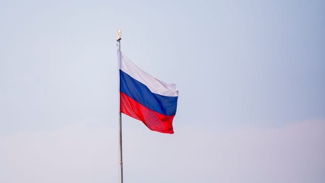 Die Flagge der Russischen Föderation auf der Botschaft Russlands in Berlin.