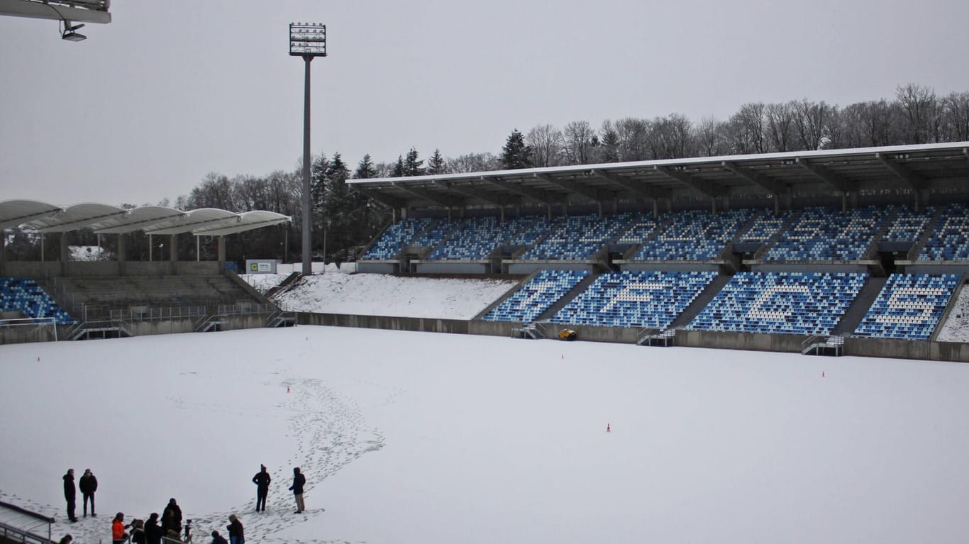 Ludwigspark in Saarbrücken: Aufgrund der Schneemassen musste die Partie gegen den MSV Duisburg abgesagt werden.