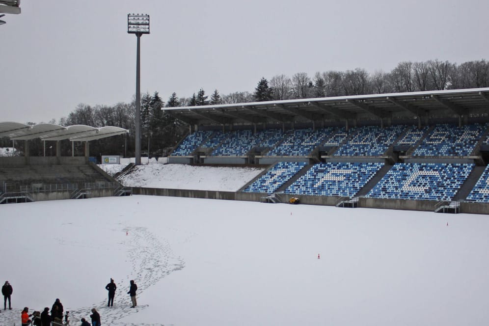 Ludwigspark in Saarbrücken: Aufgrund der Schneemassen musste die Partie gegen den MSV Duisburg abgesagt werden.