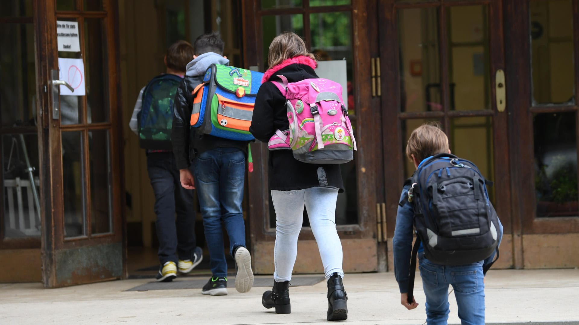 Wiesbaden: Schülerinnen und Schüler ins Schulgebäude. vor dem nächsten Corona-Gipfel rücken Schulöffnungen ins Zentrum der Debatte.