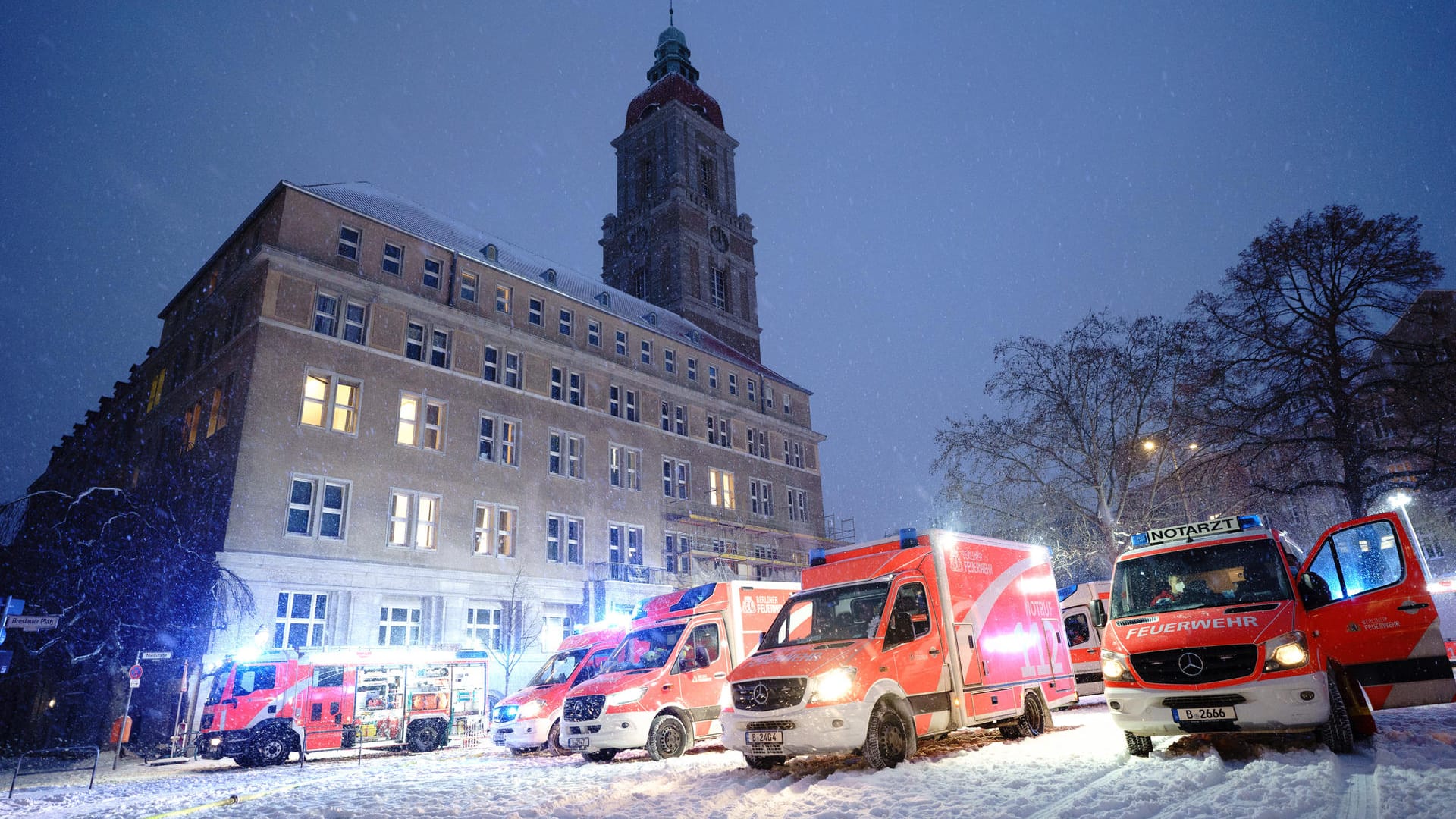 In Berlin ist ein Feuer in einer Flüchtlingsunterkunft in Friedenau ausgebrochen. In Berlin ist ein Feuer in einer Flüchtlingsunterkunft in Friedenau ausgebrochen.