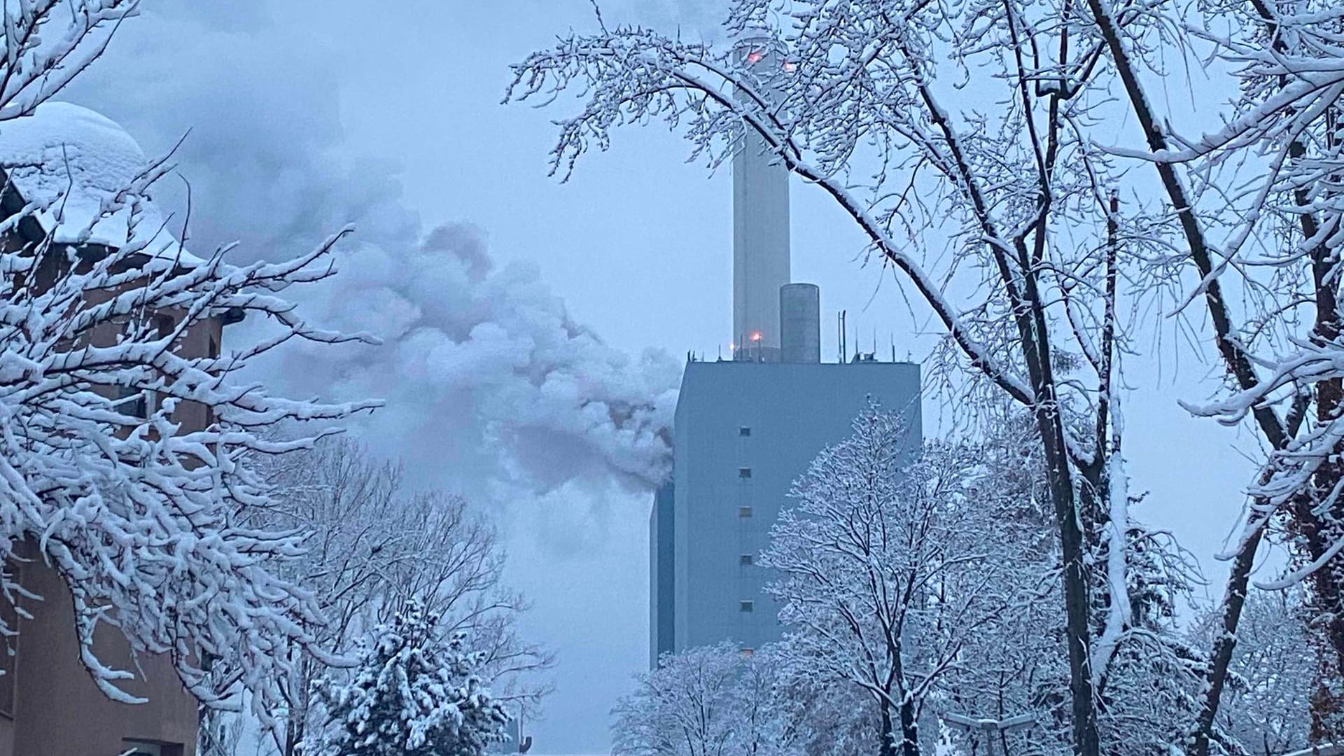 Rauchwolken stehen über einem Kraftwerk des Versorgers Eon. Über das Ausmaß des Unglücks konnte ein Sprecher der Nürnberger Feuerwehr zunächst keine Angaben machen.