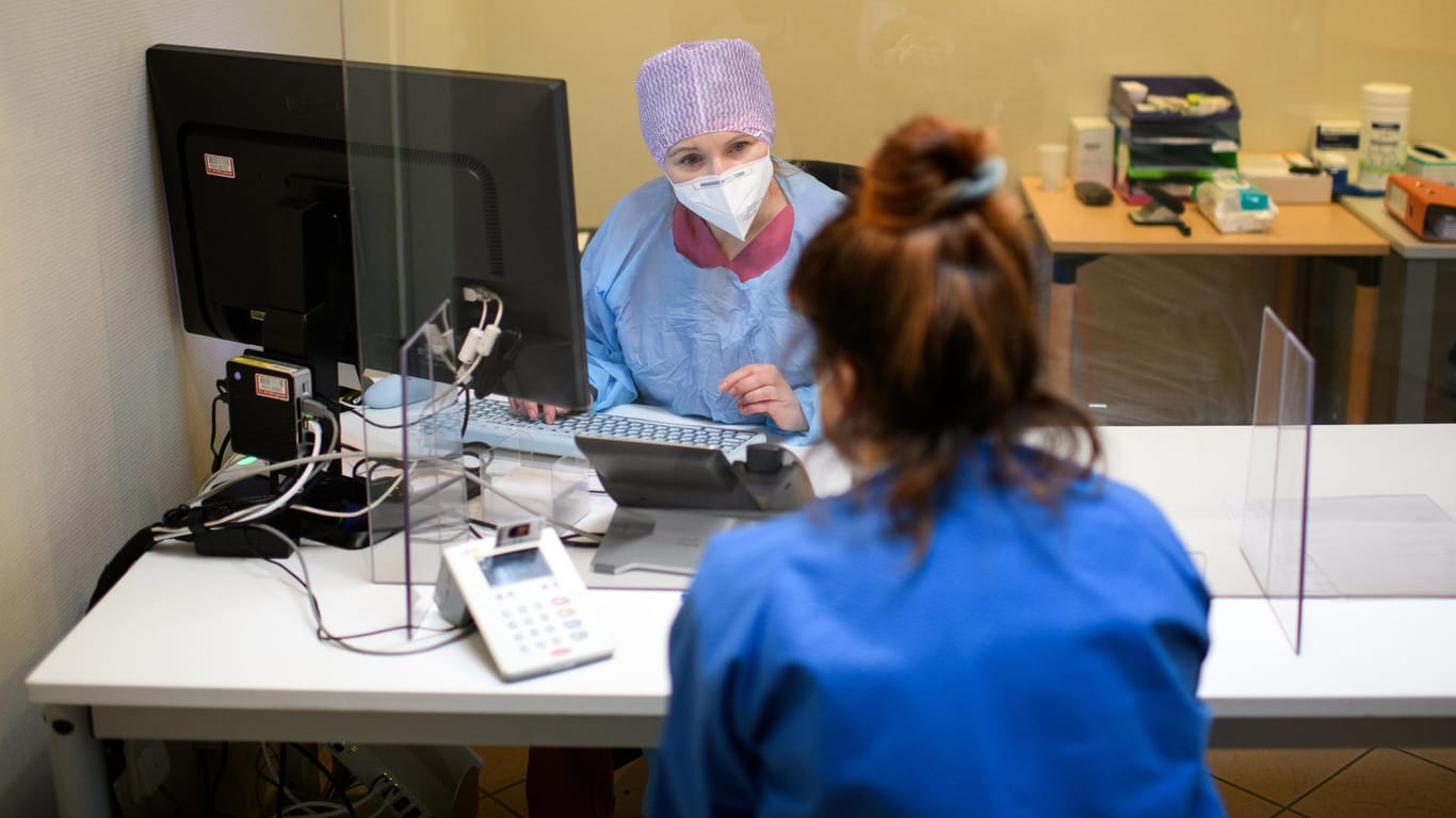 Berlin: Eine Krankenschwester meldet sich in der Coronavirus-Teststelle für symptomfreie Mitglieder an.