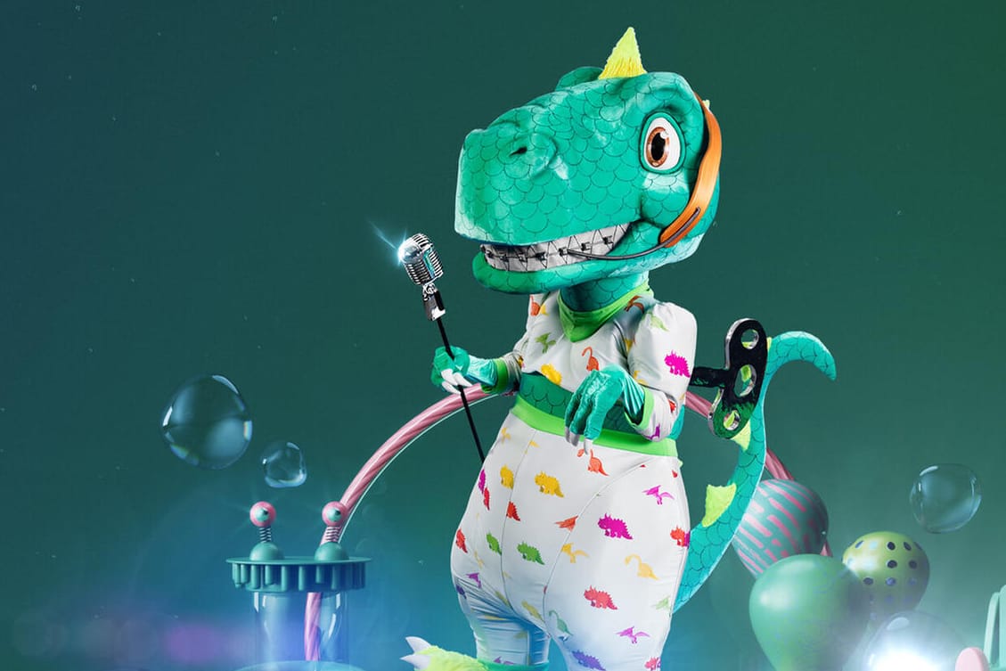 Der Dinosaurier: Er trägt einen Schlafanzug und eine feste Zahnspange.