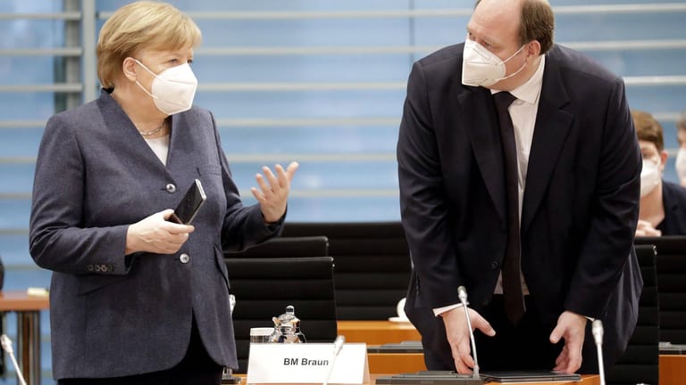 Angela Merkel und Kanzleramtsminister Helge Braun gehen wieder einmal in die Lockdown-Lockerungs-Diskussion.