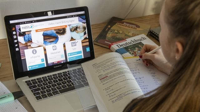 Bereits seit Monaten sieht der Alltag von Schülern so aus: Sie lernen allein am Computer. Bereits seit Monaten sieht der Alltag von Schülern so aus: Sie lernen allein am Computer.