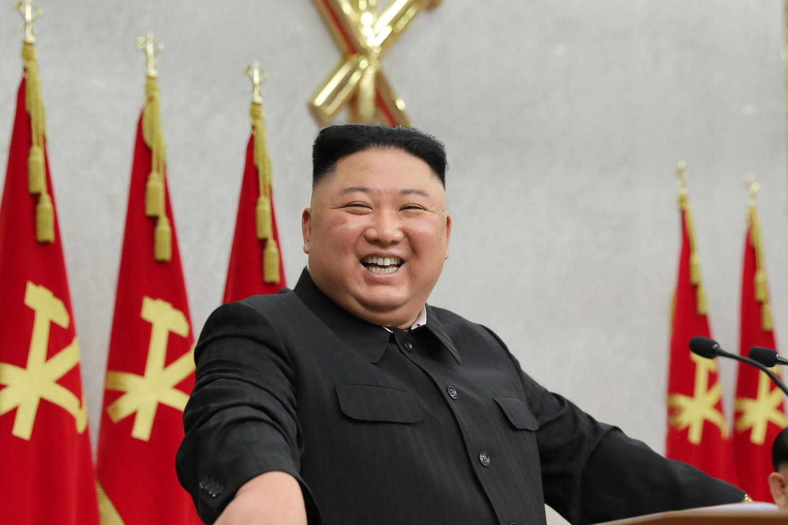 Kim Jong Un: Der Machthaber von Nordkorea bastelt einem Bericht zufolge weiter an dem Atomprogramm des Landes.