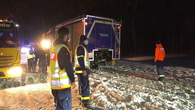 Mitarbeiter des Technischen Hilfswerks stehen während eines Staus auf der Autobahn 2: Über Stunden ging dort nichts mehr.