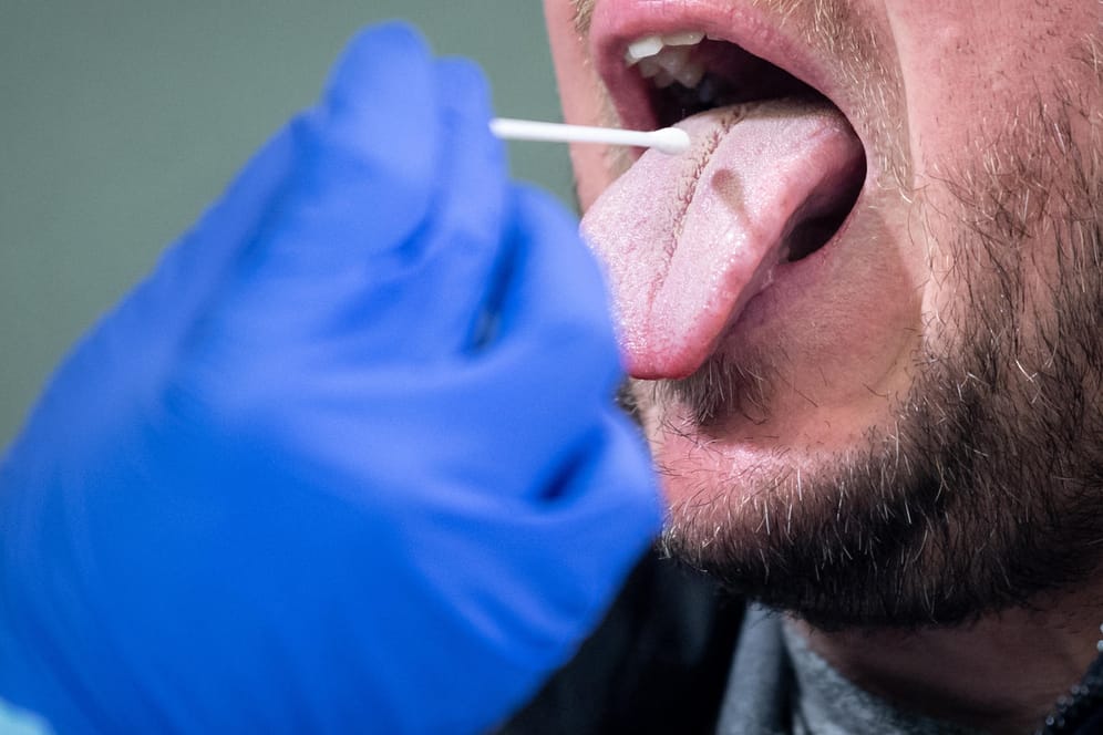 Ein Testcenter in München: Binnen eines Tages meldeten die deutschen Gesundheitsämter dem RKI 3.379 Corona-Neuinfektionen.