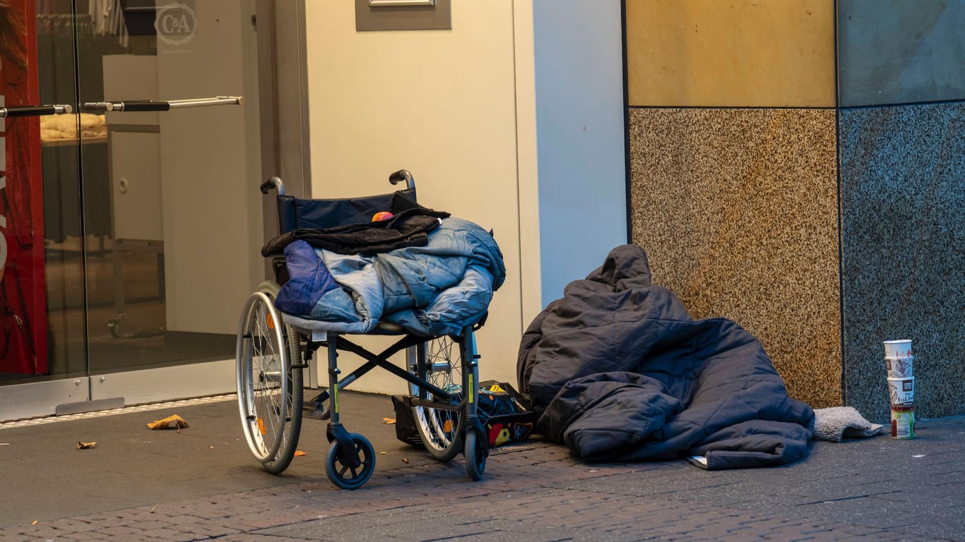 Ein Rollstuhl und ein Schlafsack in der Fußgängerzone: 200 bis 300 obdachlose Menschen sind Schätzungen zufolge bei eisigen Temperaturen in Gefahr.