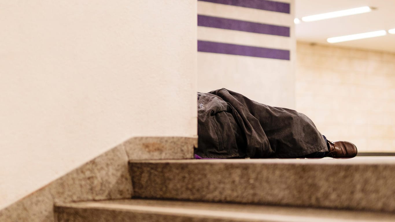 Ein Obdachloser schläft improvisiert in einer Decke in einer U-Bahn-Haltestelle: Solche Bilder sind in vielen Städten traurige Realität.