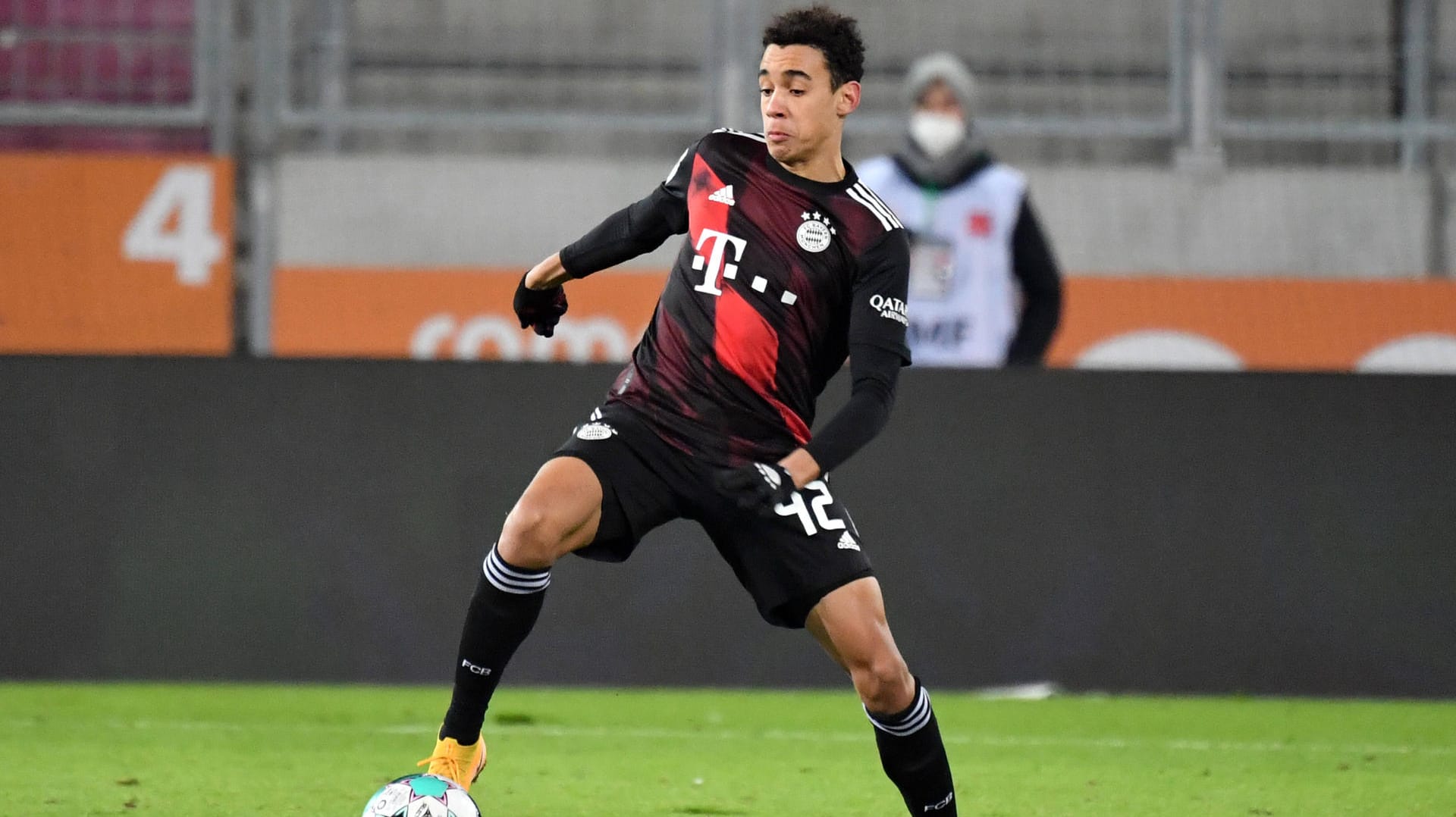 Jamal Musiala: Der 17-Jährige ist in Stuttgart geboren, wechselte 2010 in die Jugend von Southampton. Jamal Musiala: Der 17-Jährige ist in Stuttgart geboren, wechselte 2010 in die Jugend von Southampton.