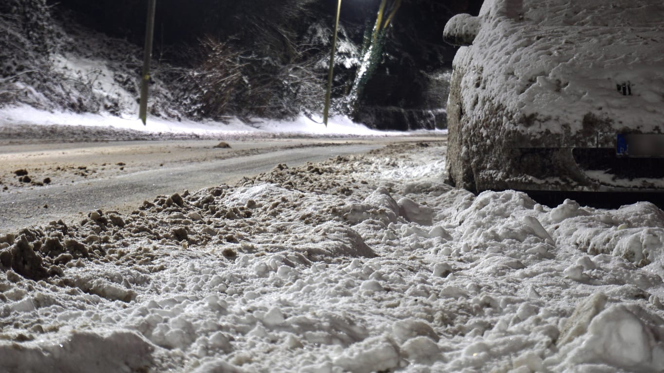 Schnee liegt auf einer Straße in Essen: Der Winterdienst kommt bei dem anhaltenden Schneefall kaum hinterher.