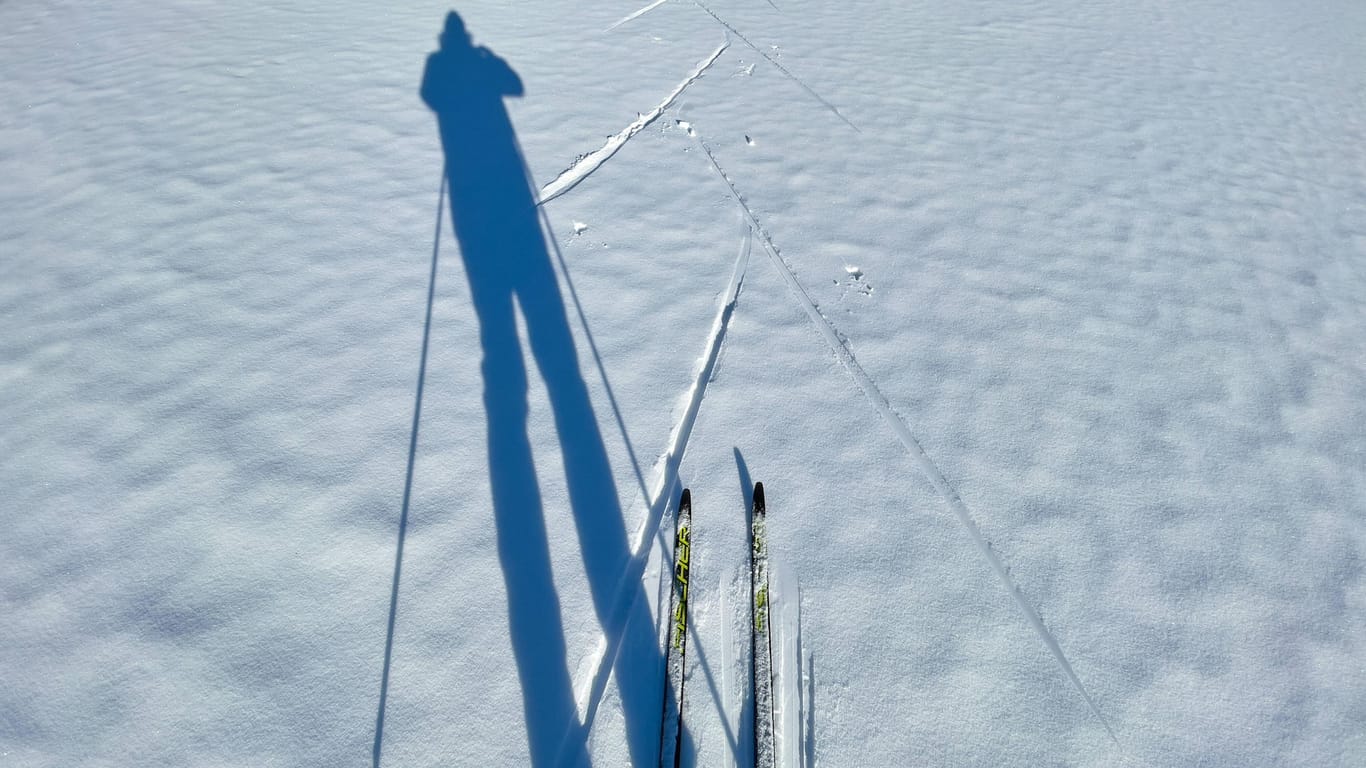 Schatten eines Ski-Langläufers (Symbolbild): Im Wolfsburger Stadtwald wurden extra Loipen für Wintersportler gezogen.