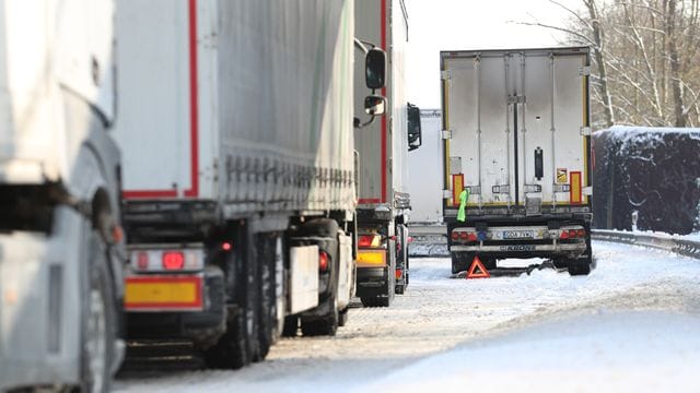 Der Verkehr staut sich auf der B66, einer Zufahrt zur Autobahn A2, nahe der Auffahrt Dortmund/Paderborn. Der Verkehr staut sich auf der B66, einer Zufahrt zur Autobahn A2, nahe der Auffahrt Dortmund/Paderborn.