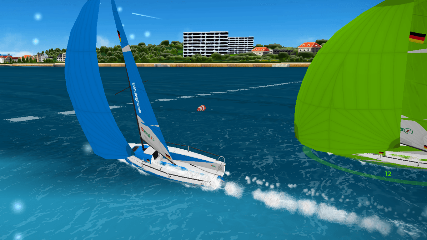 Zwei virtuelle Boote befinden sich in einem Kopf-an-Kopf-Rennen. Bei der e-Sailing-Regatta können Firmen und Privatpersonen gegeneinander antreten.