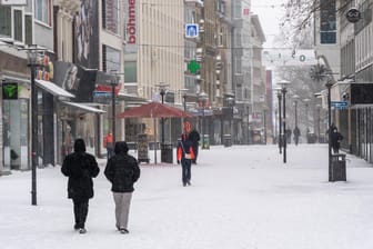 Eine Fußgängerzone von Essen im Schnee: Die Geschäfte sind nun bereits seit Mitte Dezember geschlossen.