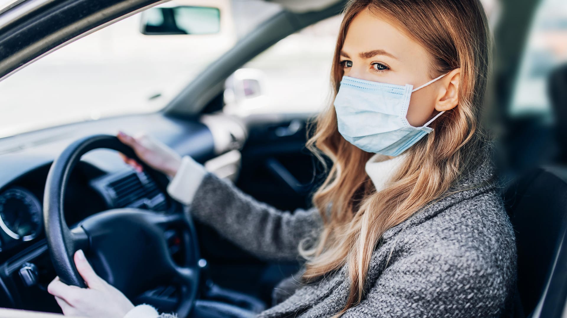 Masken im Auto: Das Bundesverkehrsministerium plant eine "Mitführpflicht" von Mund-Nase-Bedeckungen auch für die Zeit nach der Corona-Pandemie. Masken im Auto: Das Bundesverkehrsministerium plant eine "Mitführpflicht" von Mund-Nase-Bedeckungen auch für die Zeit nach der Corona-Pandemie.