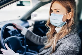 Masken im Auto: Das Bundesverkehrsministerium plant eine "Mitführpflicht" von Mund-Nase-Bedeckungen auch für die Zeit nach der Corona-Pandemie.