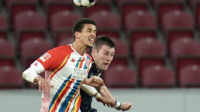 Erfüllt sich beim FSV Mainz 05 seinen Kindheitstraum Bundesliga: Robert Glatzel (l) im Kampf um den Ball. Erfüllt sich beim FSV Mainz 05 seinen Kindheitstraum Bundesliga: Robert Glatzel (l) im Kampf um den Ball.