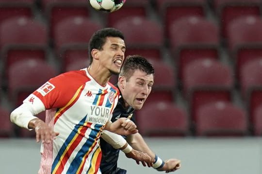 Erfüllt sich beim FSV Mainz 05 seinen Kindheitstraum Bundesliga: Robert Glatzel (l) im Kampf um den Ball.