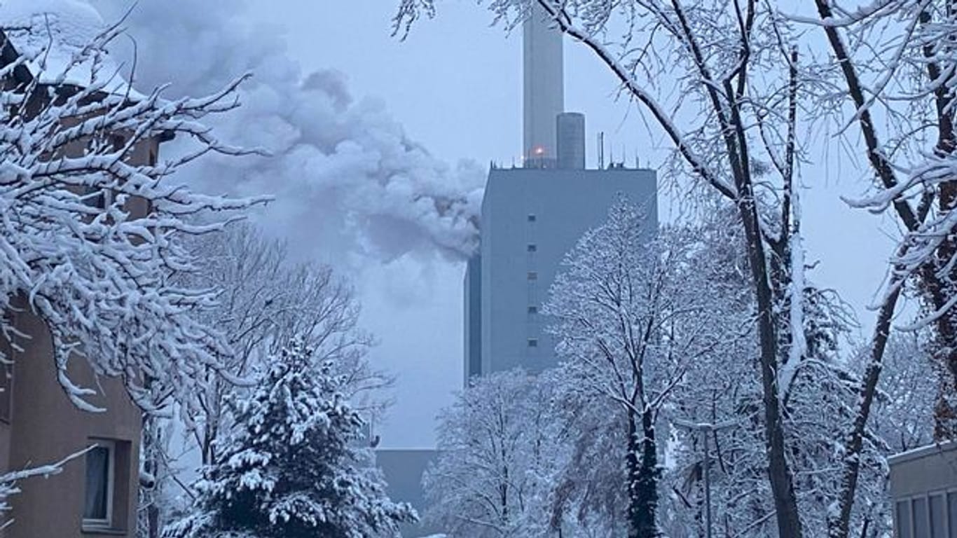 Rauchwolken stehen nach dem Brand über dem Kraftwerk in Nürnberg.
