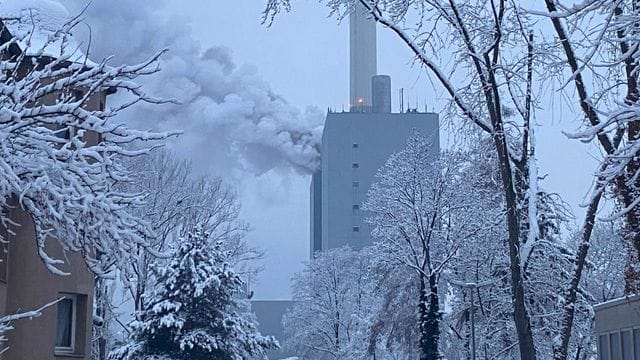 Rauchwolken stehen nach dem Brand über dem Kraftwerk in Nürnberg. Rauchwolken stehen nach dem Brand über dem Kraftwerk in Nürnberg.