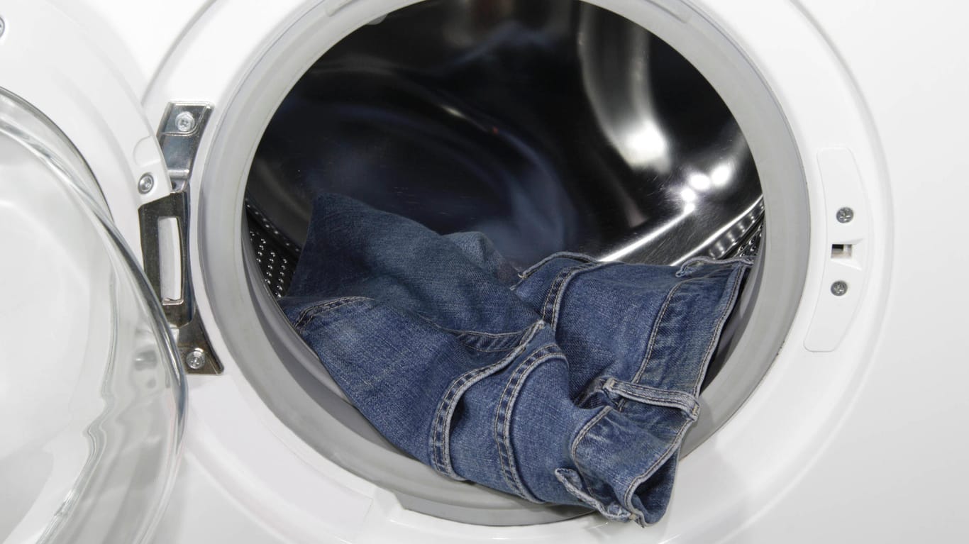Waschmaschine: Jeans lassen sich bequem in der Maschine reinigen.