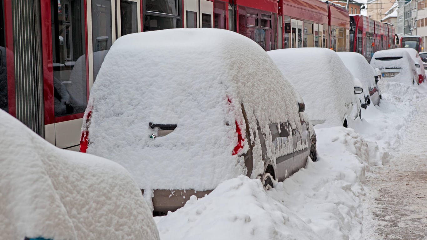Eine dicke Schneeschicht liegt auf geparkten Autos in Erfurt: In der thüringischen Landeshauptstadt kam es zu mehreren Unfällen.