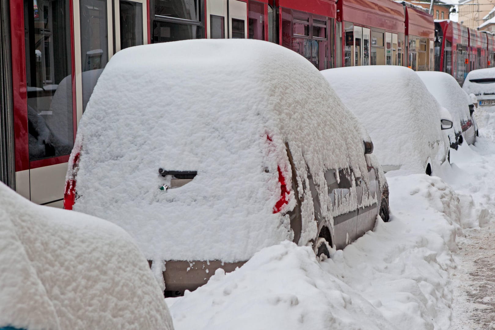 Eine dicke Schneeschicht liegt auf geparkten Autos in Erfurt: In der thüringischen Landeshauptstadt kam es zu mehreren Unfällen.