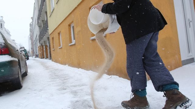 Wer streut, sollte salzfreie Mittel verwenden - zum Beispiel aus Sand oder Kalkstein.