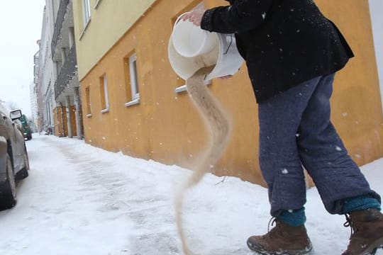 Wer streut, sollte salzfreie Mittel verwenden - zum Beispiel aus Sand oder Kalkstein.