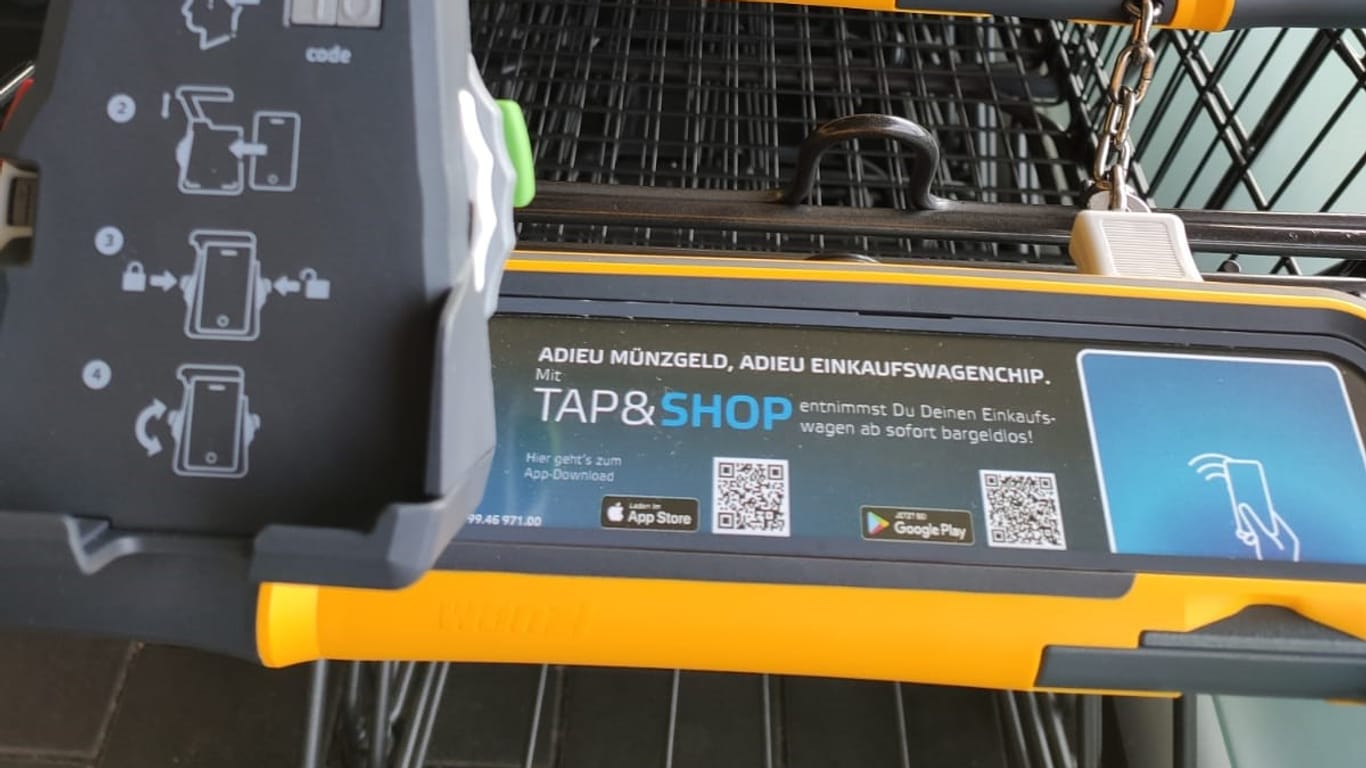 Digitales Pfandschloss: Diese Einkaufswagen lassen sich mit dem Smartphone entsperren. Eine Münze oder einen Chip benötigen Kunden dafür nicht mehr.