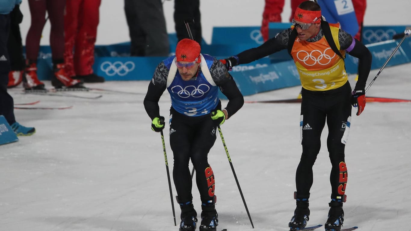 Erik Lesser (r.) übergibt an Arnd Peiffer: Mit der deutschen Herren-Staffel holten die beiden bei den Olympischen Spielen in Pyeongchang Bronze.