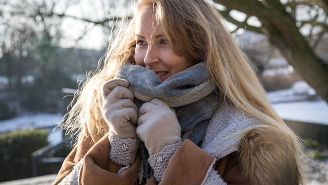 Der Schal schützt die Gesichtshaut vor Kälte - und wo der Stoff nicht hinkommt, sollte man die Haut mit reichhaltiger Pflege eincremen.