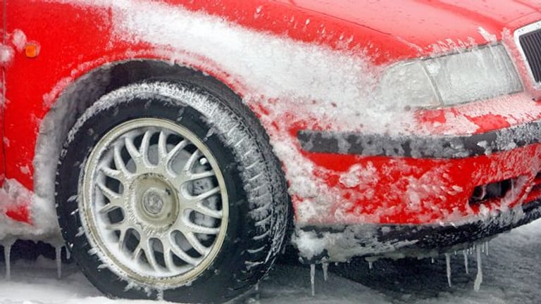 Eishöhle im Radkasten: Autofahrer sollten Schneemassen dort besser rasch entfernen.