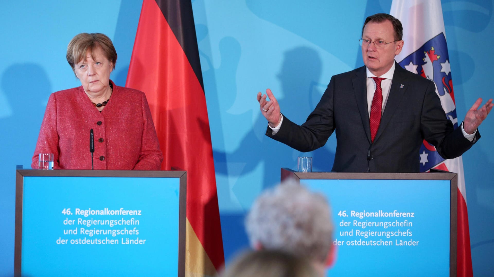 Angela Merkel mit dem thüringischen Ministerpräsidenten Bodo Ramelow: Die Länderchefs haben bislang keine einheitliche Strategie.