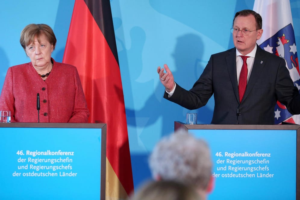 Angela Merkel mit dem thüringischen Ministerpräsidenten Bodo Ramelow: Die Länderchefs haben bislang keine einheitliche Strategie.