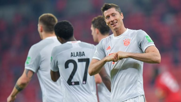Glänzte mit einem Doppelpack gegen Al Ahly Kairo zum Start des FC Bayern München in die Club-WM: Robert Lewandowski (r).