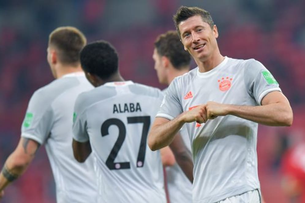 Glänzte mit einem Doppelpack gegen Al Ahly Kairo zum Start des FC Bayern München in die Club-WM: Robert Lewandowski (r).