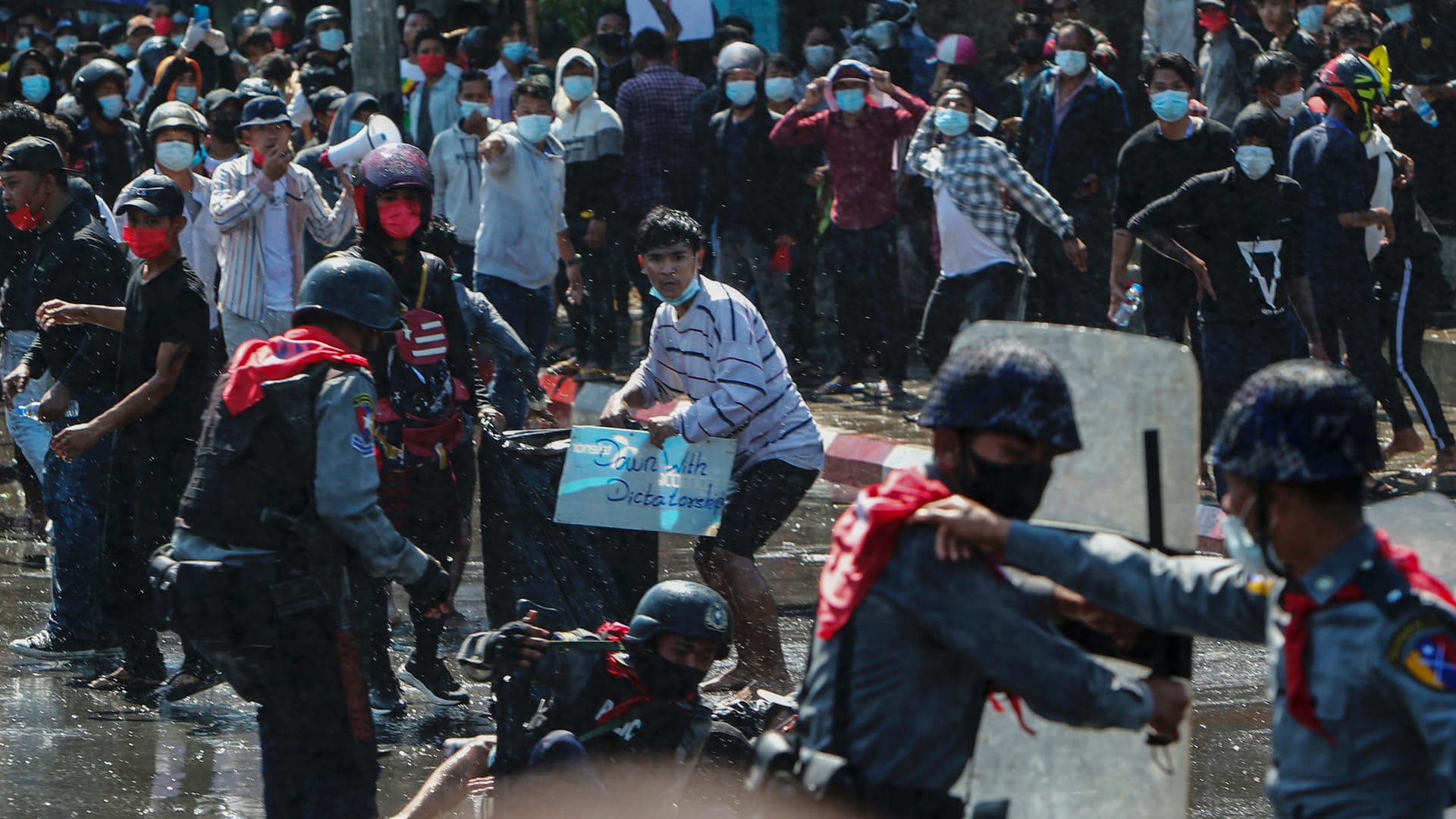 Demonstranten in Mandalay flüchten nach Warnschüssen der Polizei: Trotz Warnungen des Militärs halten die Proteste in Myanmar an.