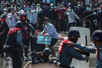 Demonstranten in Mandalay flüchten nach Warnschüssen der Polizei: Trotz Warnungen des Militärs halten die Proteste in Myanmar an.